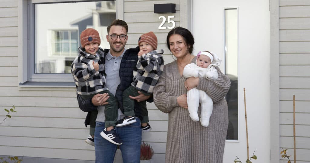 Familj utanför radhus